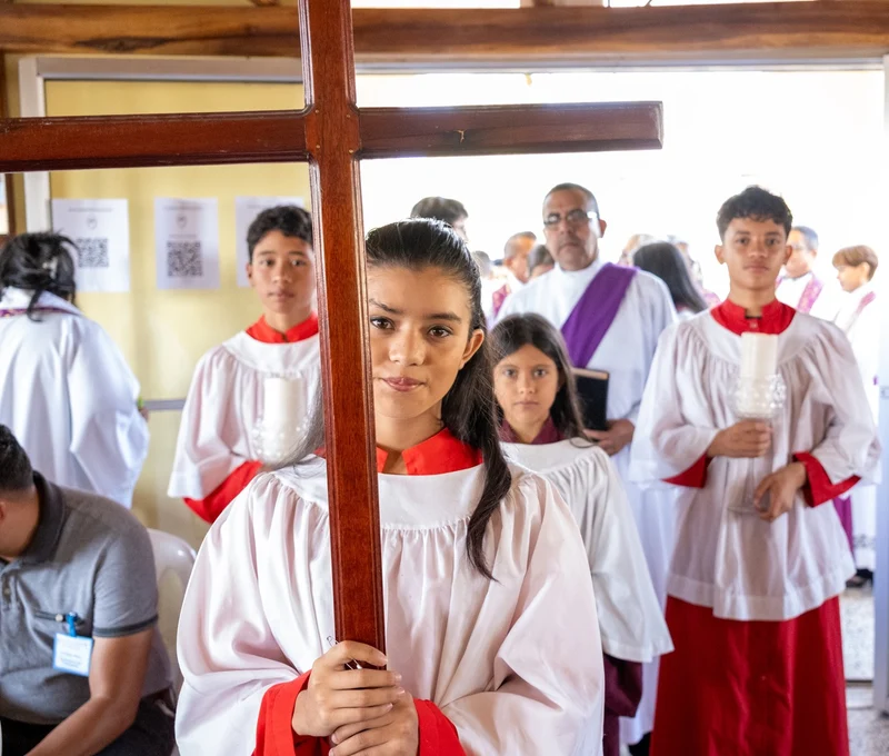 Jóvenes en una celebración episcopal